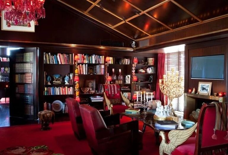 La habitación de Luis Miguel mide 250 metros cuadrados y tiene varias bibliotecas. La habitación de Luis Miguel mide 250 metros cuadrados y tiene varias bibliotecas.