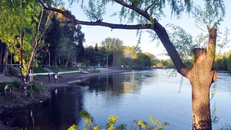 Peressini quiere potenciar los 20 kilómetros de costa del río Limay.