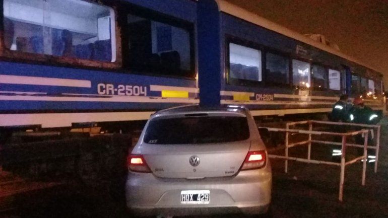 Un auto chocó contra el tren en el centro: un herido leve