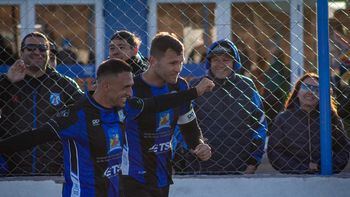 Chacón es el nuevo capitán de Rincón. En la imagen, junto al histórico Héctor Rueda, que ingresó en el 2T ante Olimpo. Fotos: gentileza prensa Rincón 