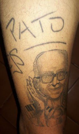 El tatuaje que lleva Alan en la pierna, con la firma que le hizo Pato Fontanet.