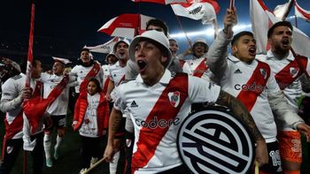 Esequiel Barco disparó contra Darío Benedetto. Esequiel Barco disparó contra Darío Benedetto.