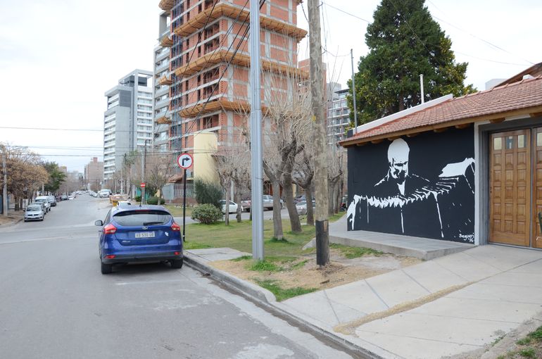 “Tengo una obra de arte en la puerta de mi casa. Ahora todos nos conocen como los que vivimos en lo de Piazzolla”, comenta Mónica Haas.