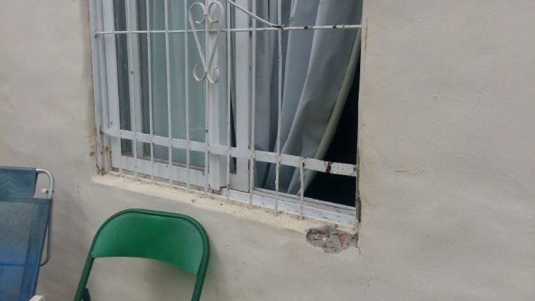 Le robaron una compu y reposeras mientras trabajaba