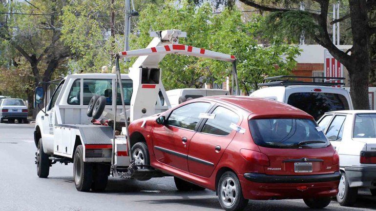 Por estacionar mal, la grúa se lleva 25 autos todos los días