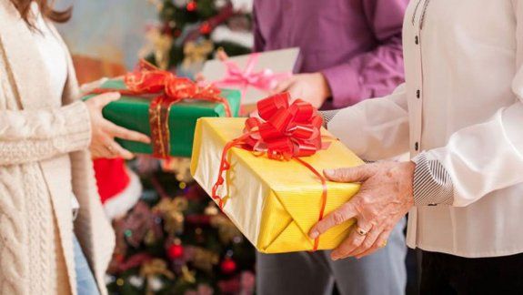 Hacer regalos genera más placer que recibirlos
