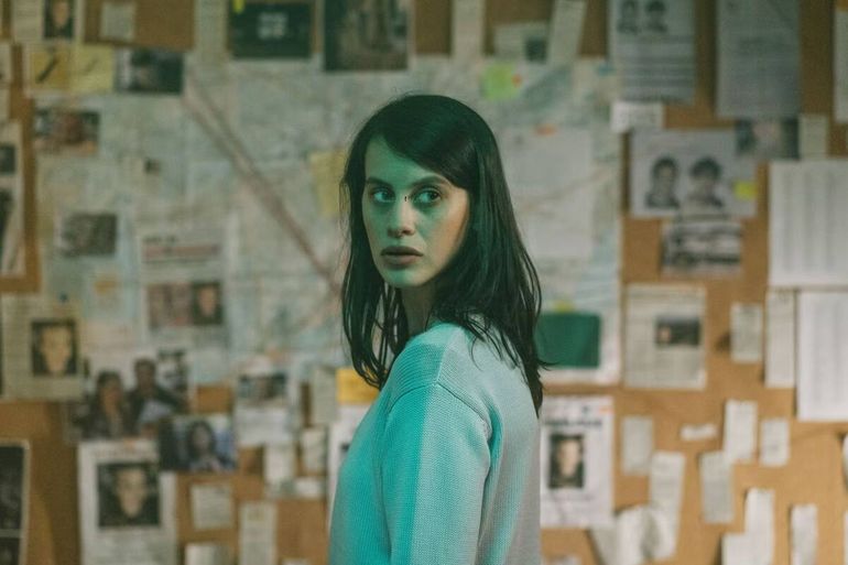 En ambas temporadas, la periodista Miren Rojo se mete en casos policiales y realiza investigaciones paralelas. En ambas temporadas, la periodista Miren Rojo se mete en casos policiales y realiza investigaciones paralelas.