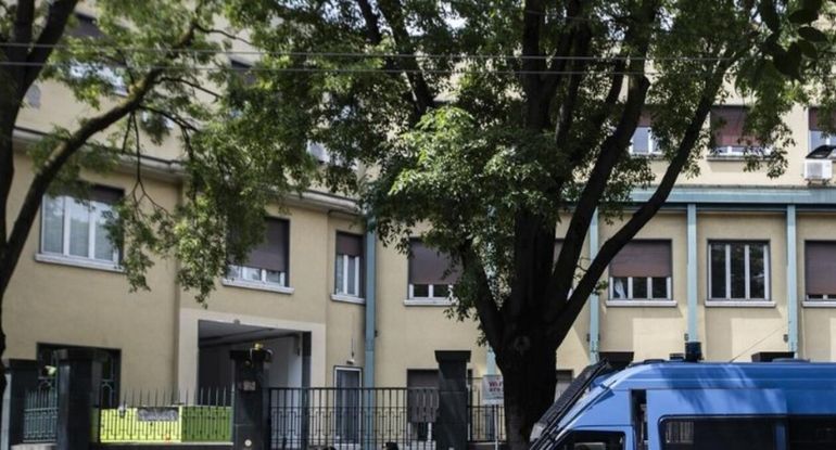 La escena fue descubierta tras la denuncia de los vecinos por un olor penetrante y persistente.