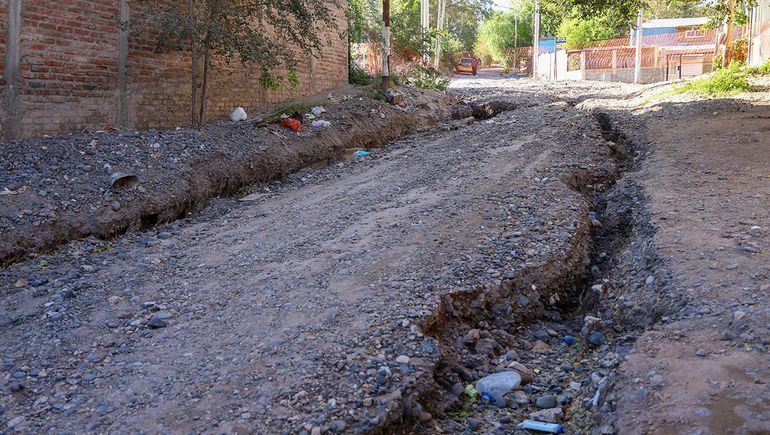 Vecinos del barrio Gregorio Álvarez sufren un caos por la rotura de un caño de aguas servidas