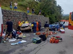 La ruta de Brasil, donde ocurrió el accidente, quedó con restos de los vehículos involucrados. La ruta de Brasil, donde ocurrió el accidente, quedó con restos de los vehículos involucrados.