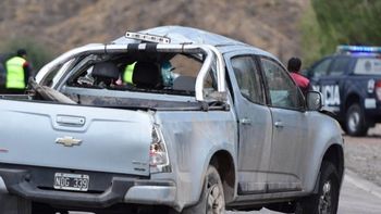 volco una camioneta con 16 estudiantes: murio una chica volco una camioneta con 16 estudiantes: murio una chica