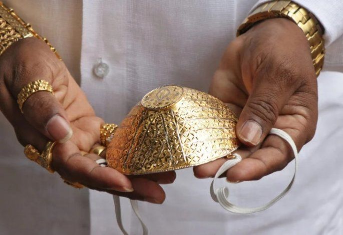 Empresario de India lleva la fiebre del oro hasta un barbijo