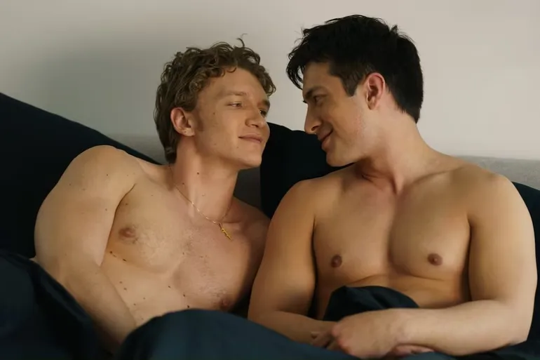 La serie aborda la difícil vida de los atletas gays en deportes muy masculinos. La serie aborda la difícil vida de los atletas gays en deportes muy masculinos.