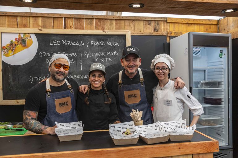 Edgard Kuda, Leo Perazzoli y parte del equipo de BALC, presentando el menú del día.