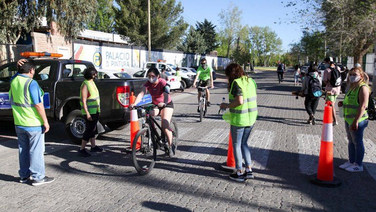 Galería: sin autos, las calles neuquinas fueron una gran peatonal