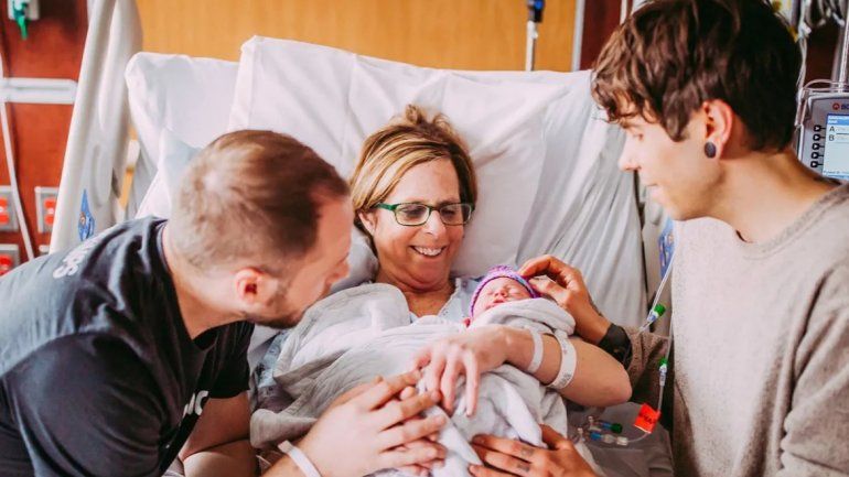 Una mujer de 61 años dio a luz al bebé de su hijo gay