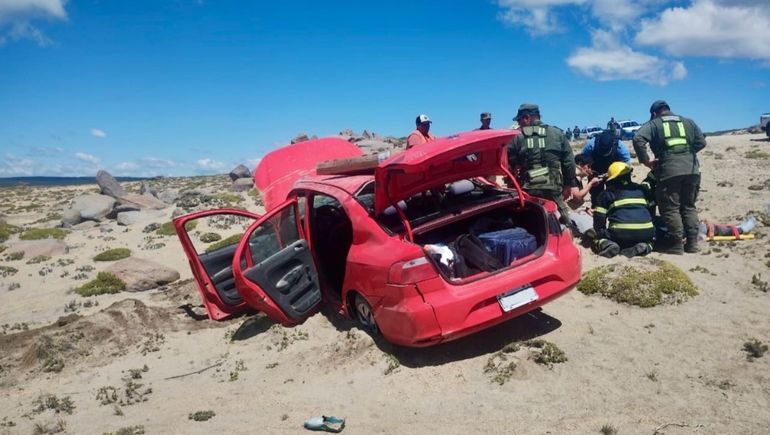 Vuelco en la Ruta 13: dos neuquinos que volvían de chile resultaron heridos