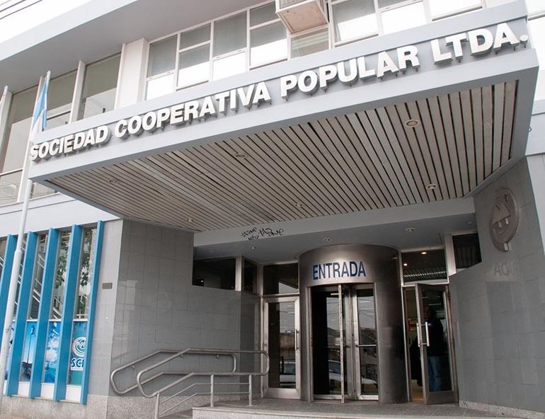 El anuncio de la suspensión de los cortes a los usuarios que no tienen gas se realizó luego de una reunión de los responsables de la SCL con representantes gremiales de UOCRA y Camioneros. El anuncio de la suspensión de los cortes a los usuarios que no tienen gas se realizó luego de una reunión de los responsables de la SCL con representantes gremiales de UOCRA y Camioneros.