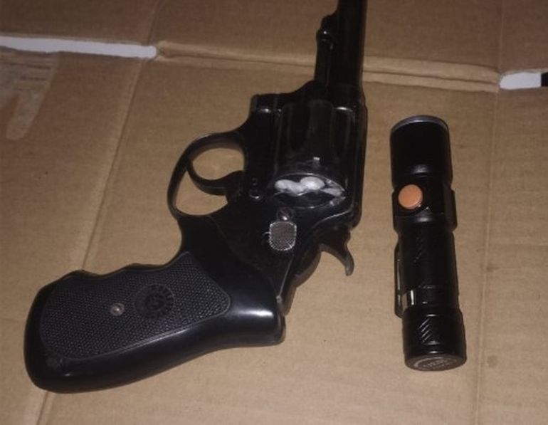 La policía incautó un revolver 38 y balas de 9 mm a los dos detenidos en la pelea a tiros entre dos bandas del barrio Guayra, en Trelew. La policía incautó un revolver 38 y balas de 9 mm a los dos detenidos en la pelea a tiros entre dos bandas del barrio Guayra, en Trelew.