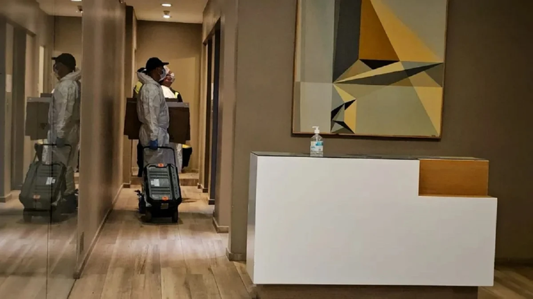 Los peritos trabajan en el edificio donde ocurrió el femicidio