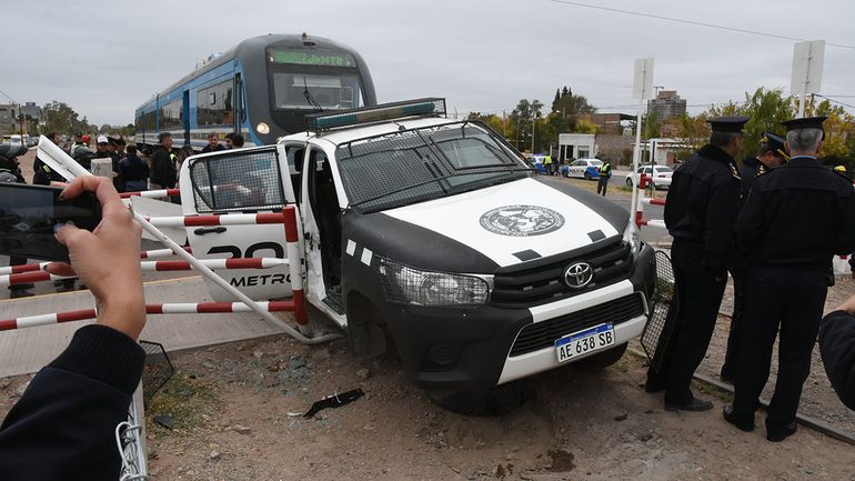 Susto en las vías: el Tren del Valle chocó a una camioneta de la Policía