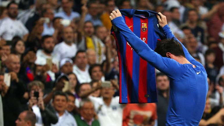 Un coleccionista desembolsó casi medio millón de dólares para quedarse con la histórica camiseta que usó Messi en El Clásico de 2017. 