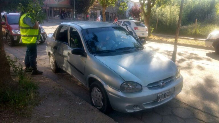 Alcoholizado, un joven chocó a un auto y se dio a la fuga