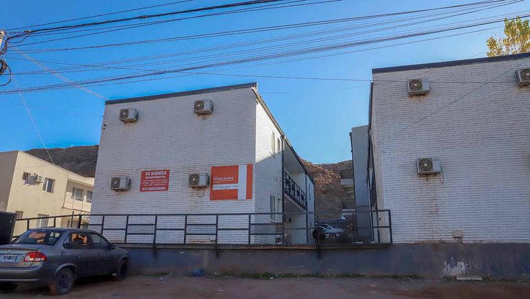 En Añelo hay módulos habitacionales para trabajadores del petróleo que trabajan por turnos en los yacimientos. En Añelo hay módulos habitacionales para trabajadores del petróleo que trabajan por turnos en los yacimientos.