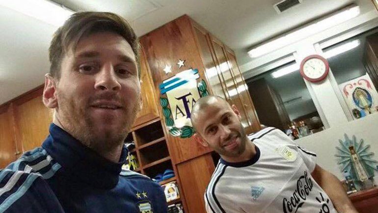 Messi y Mascherano tomando mates en el predio de Ezeiza.