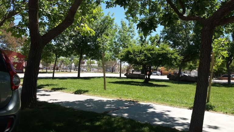 Adolescentes a los tiros en una plaza de Centenario