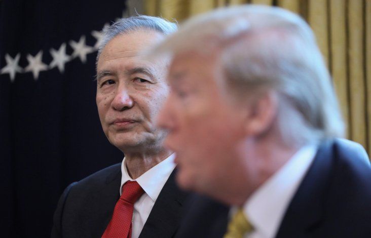 Foto de archivo. El viceprimer ministro chino, Liu He, junto al presidente estadounidense, Donald Trump, en el despacho Oval en la casa blanca, Washington, EEUU. 4 de abril de 2019. REUTERS/Jonathan Foto de archivo. El viceprimer ministro chino, Liu He, junto al presidente estadounidense, Donald Trump, en el despacho Oval en la casa blanca, Washington, EEUU. 4 de abril de 2019. REUTERS/Jonathan