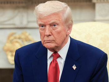 El presidente de Estados Unidos, Donald Trump, observa durante una reunión con el primer ministro israelí, Benjamin Netanyahu (no en la foto), en la Oficina Oval de la Casa Blanca en Washington, EEUU,