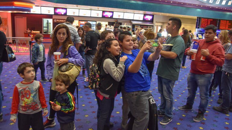 La octava entrega de la saga de Rápidos y furiosos en el cine y la brisa fresca a la vera del Limay