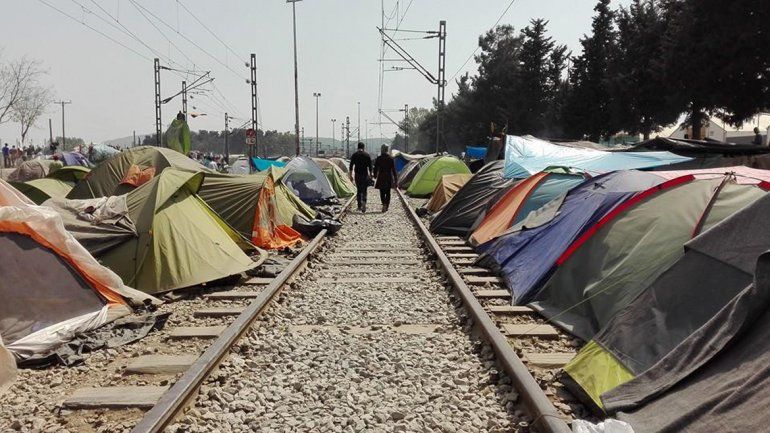 Un neuquino retratará la llegada del Papa a la isla de los refugiados