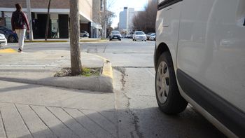 estacionamiento en rampa de discapacitados (3).JPG