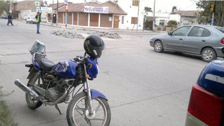 Motociclista resultó herido al ser chocado por una camioneta