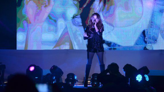 Karol se vio muy sorprendida ante la multitud y le agradeció a su público. 