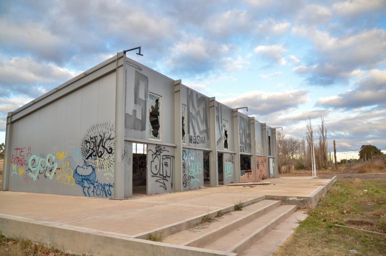 Saquean un edificio histórico abandonado en transición política
