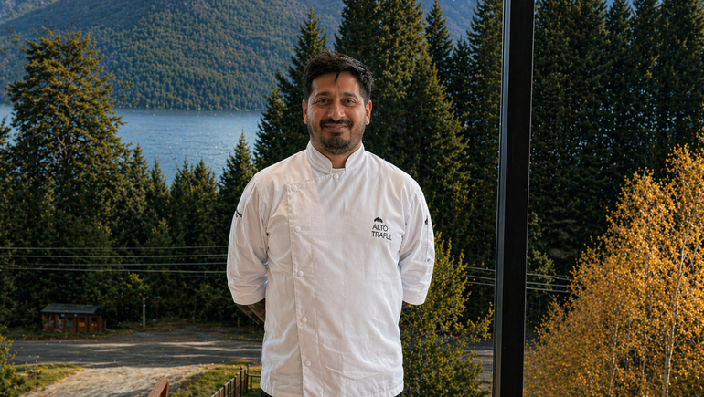 Emanuel Antimi con las montañas y el Lago Traful de fondo.