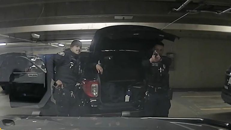 Uun policía baleó a un compañero y fue despedido en Estados Unidos.