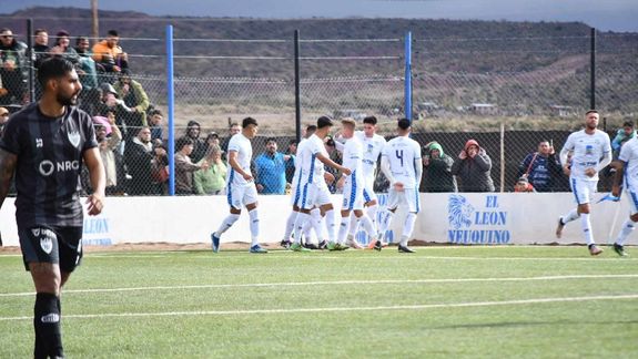 Estévez festeja el gol de Deportivo Rincón a los 2 minutos de partido. Fotos: Miguel Huentecol