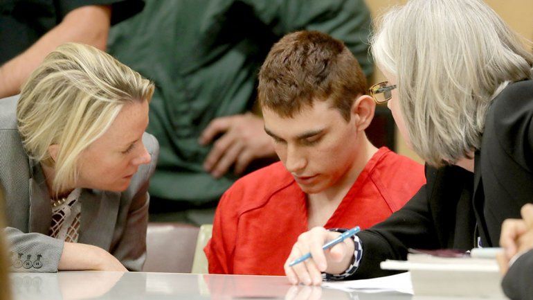 Le mandan fotos hot al autor de una masacre