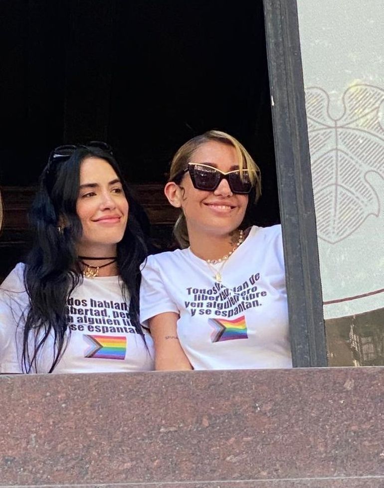 Lali Espósito y María Becerra se manifestaron, junto a otros artistas, por los derechos de las mujeres y el colectivo LGBT+. Lali Espósito y María Becerra se manifestaron, junto a otros artistas, por los derechos de las mujeres y el colectivo LGBT+.