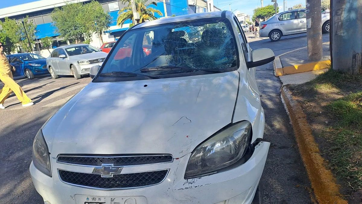 El borracho al volante que atropelló al policía conducía un Chevrolet Celta de color blanco.