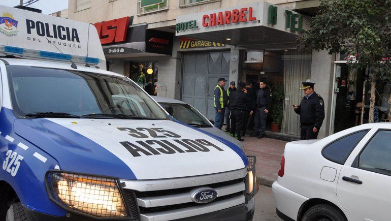 Charbel: un crimen, un arbolito y tres poliladrones