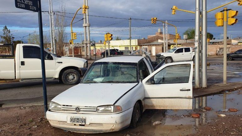 Chocaron en una esquina y uno terminó sobre la vereda