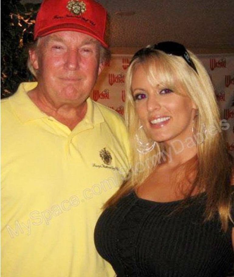 Donald Trump con Stormy Daniels, la actriz porno que declaró contra el mandatario. Donald Trump con Stormy Daniels, la actriz porno que declaró contra el mandatario.