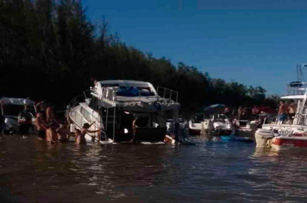 Tras la fiesta, el yate terminó semihundido en el río Paraná.