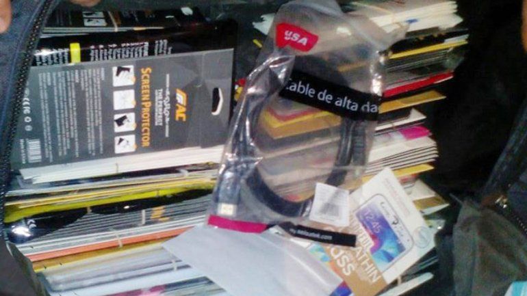 El robo fue hace un mes en un local de computación y telefonía del Paseo de la Patagonia. La Policía logró recuperar gran cantidad de accesorios de celulares y prendas del Ejército.