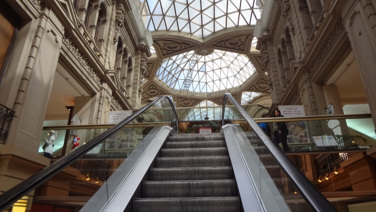 quedo atrapada en la escalera mecanica de un shopping y lo denuncio: las imagenes que compartio en las redes